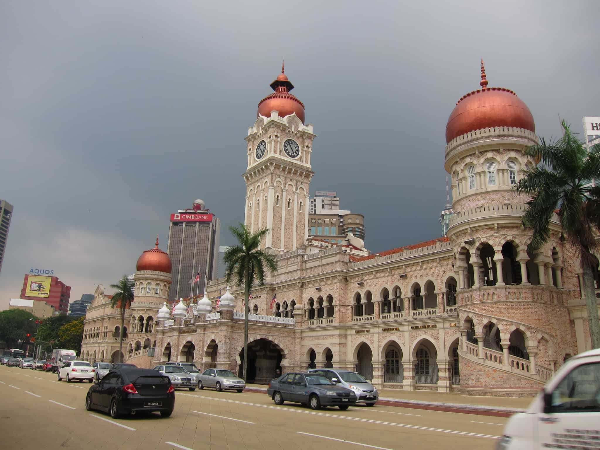 Площадь малайзии. Дворец Султана Абдул-Самада Малайзия. Дворец Султана Абдул-Самада, Куала-Лумпур, Малайзия. Здание Султана Абдул-Самада Куала-Лумпур. Куалумпур столица Малайзии.